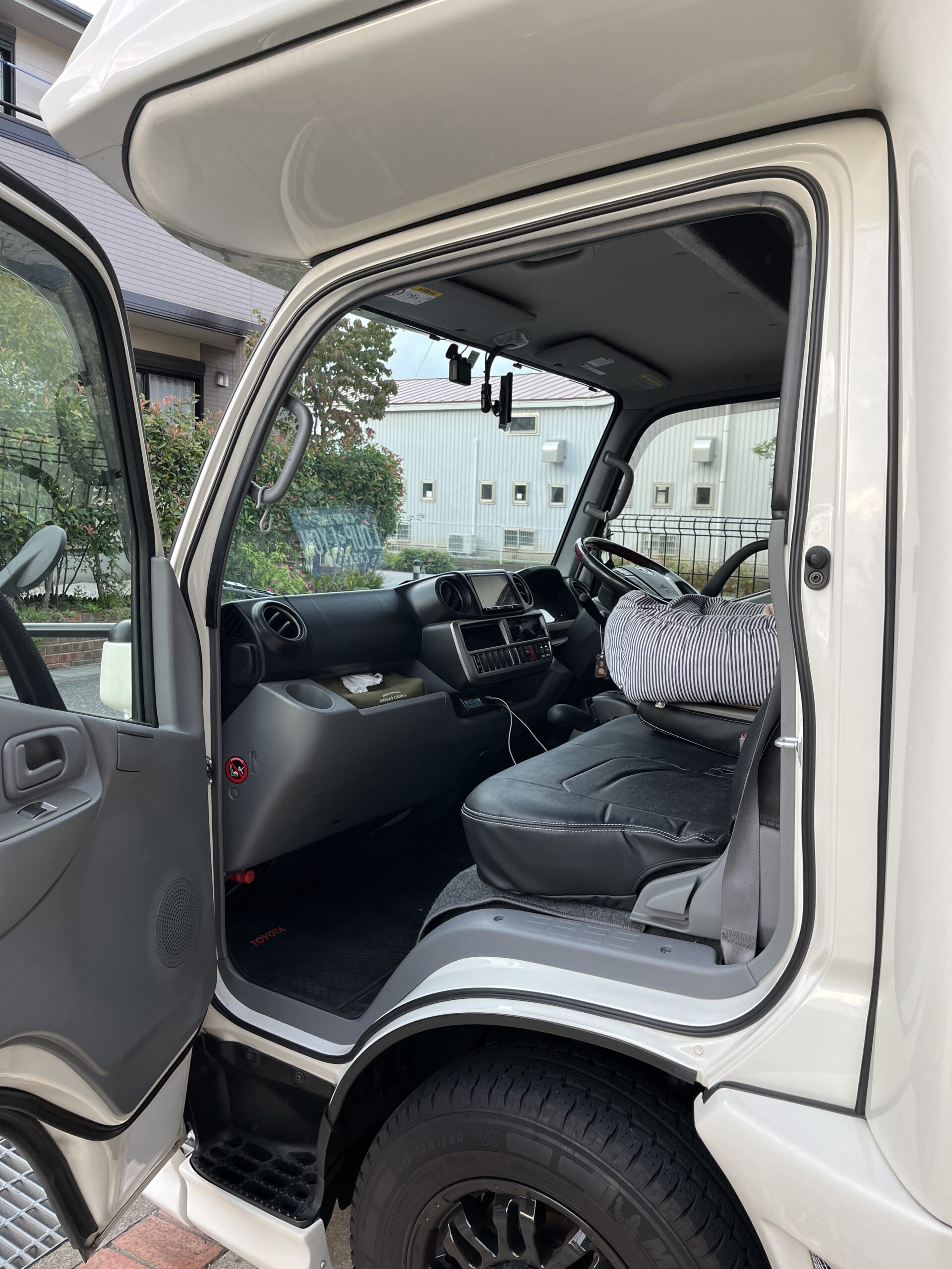 キャンピングカークレア運転席快適化｜キャンピングカーでワンコ
