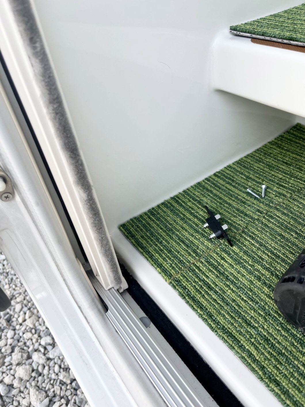 キャンピングカー・クレアの定番故障 エントランスの集中ドアロックが